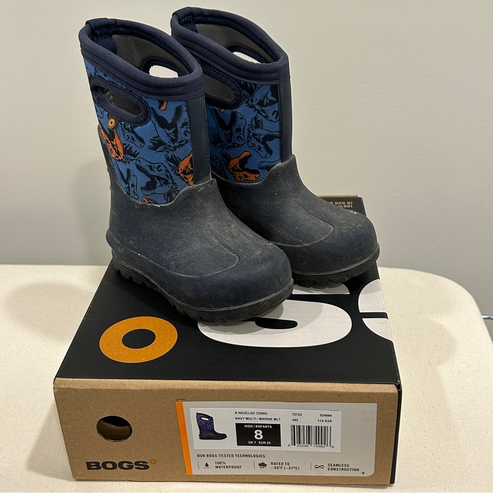 Little Kids Bogs Neo-classic Dino boots size 8